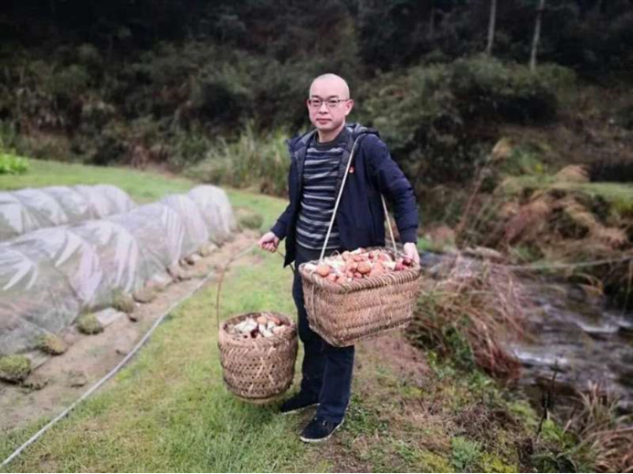 记中国太保驻湖南椒林村第一书记严柏洪