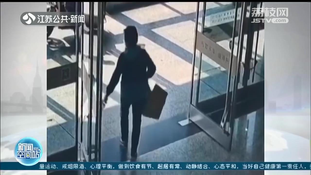 30万元芯片不翼而飞 民警查监控：大妈捡破烂带走了