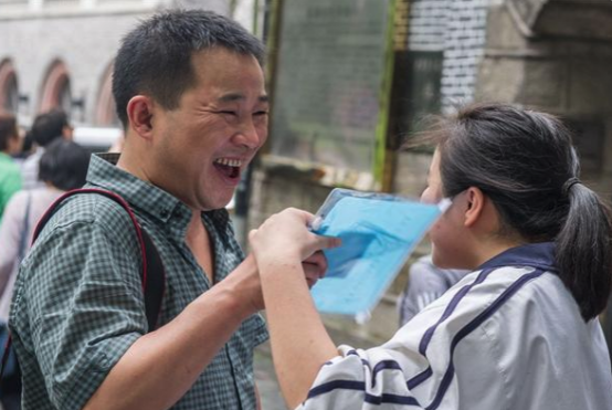临近高考，家长需要全程“陪考”吗？不少家长都选择这样做