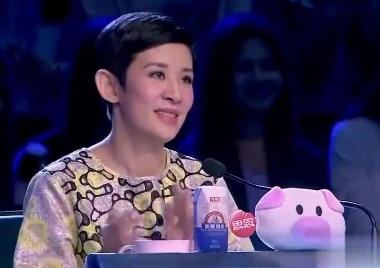 吴君如扮丑演绎喜剧风格，同居多年不领结婚证，如今羡煞旁人