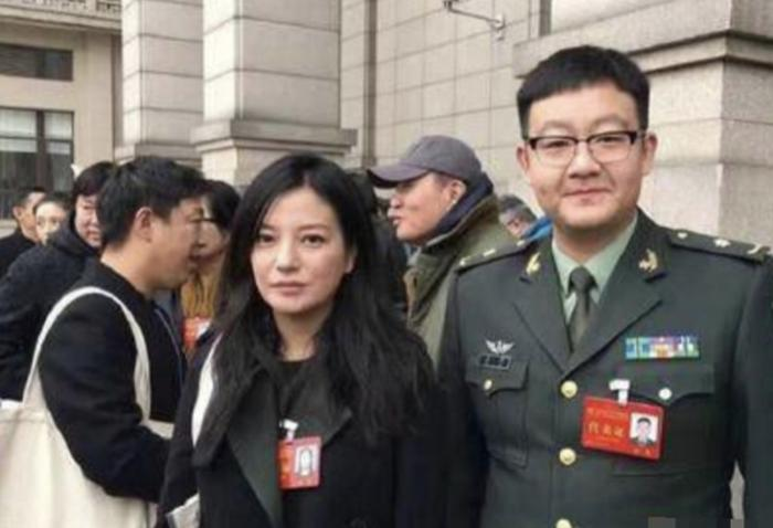 人民大会堂不许化妆，明星全都素颜出镜，看到范冰冰我醉了