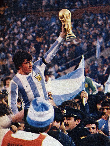 阿根廷拿世界杯(历史上的今天，1978年6月25日，阿根廷足球队首获世界杯冠军)