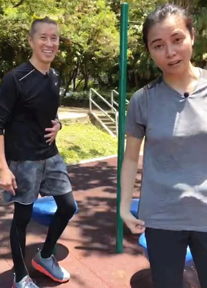 郑伊健夫妇首次直播，蒙嘉慧没生娃肚子却长两