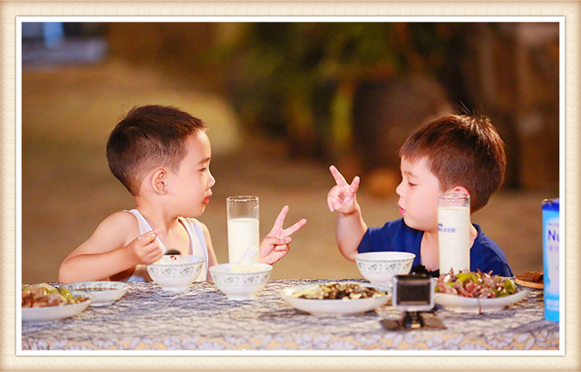 嗯哼4歲沒上學，霍思燕卻屢獲稱讚：晚上一年學，有什麼好處？