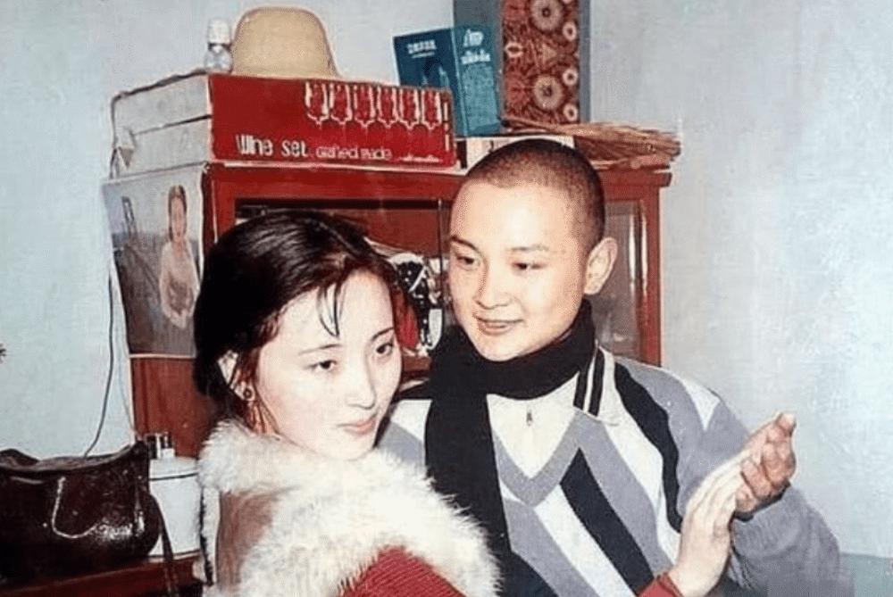 23岁爆红，娶18岁初恋，28岁儿子夭折，欧阳奋强如今怎样了？