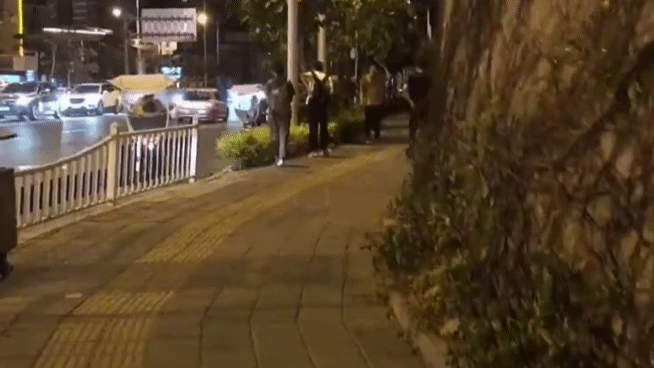 夫妻双人机场来了！冯绍峰等赵丽颖下车，夫妻