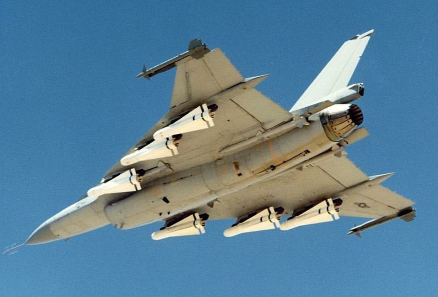F16魔改后堪比轰炸机，全球只有2架，美国舍不得