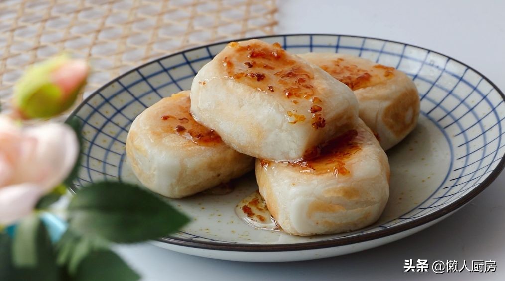 年糕不用買，撒點糯米粉，加點熱水自己做，咬一口，還會爆漿