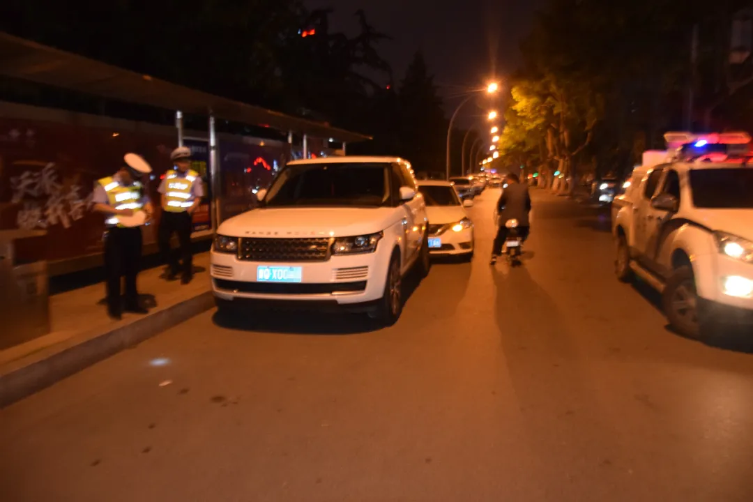 临沂一辆红旗牌小轿车“疯了”，连环撞后逃逸......
