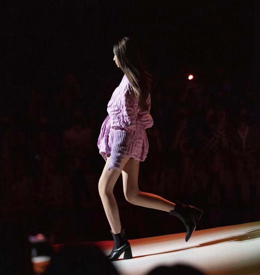 任达华16岁女儿褪去稚气，画大红唇晒女人味，慢慢从清纯变美艳