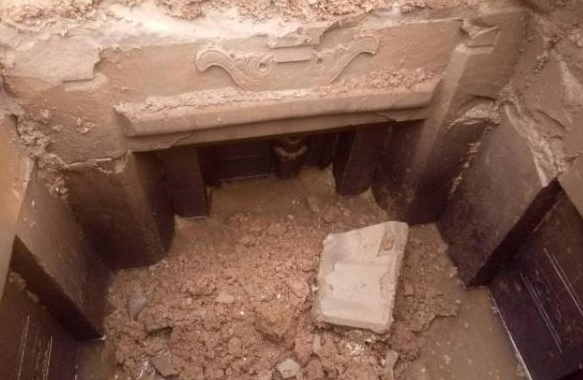 农村修路发现清朝古墓，墓中女尸姿态怪异，双