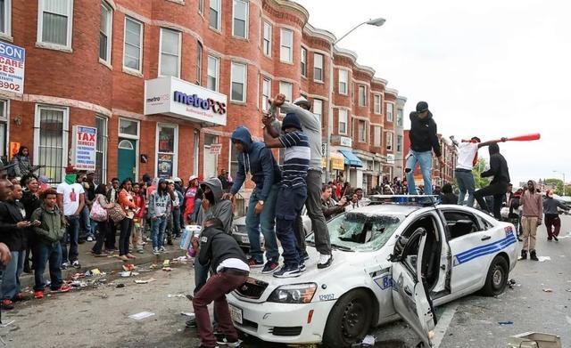 美國專家福奇透露一重大信息，華春瑩表態：中國願提供幫助