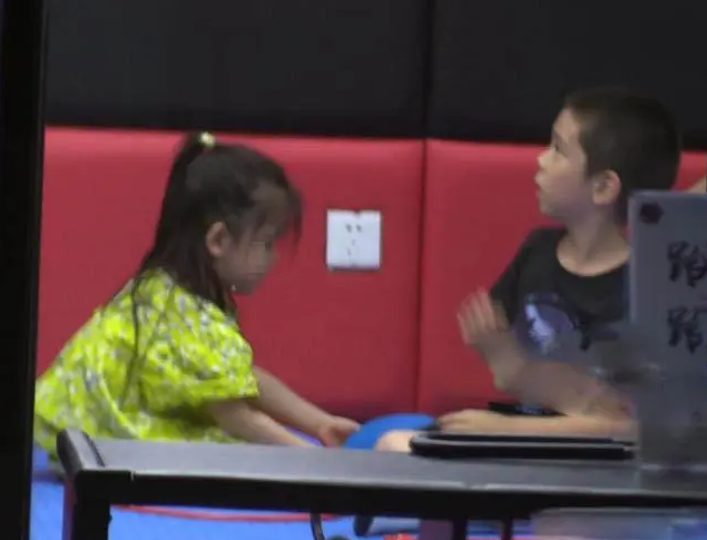 杜江和霍思燕一家出遊，神秘小女孩再現身，露側臉與霍思燕熱聊