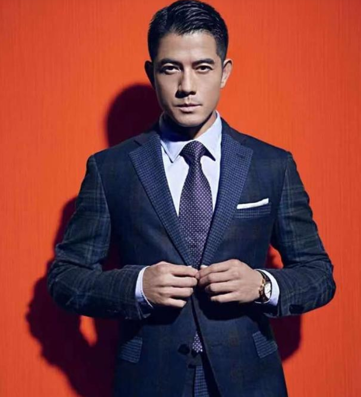 郭富城豪宅内景曝光！家里放着价值40万沙发，偌大飘窗很抢眼