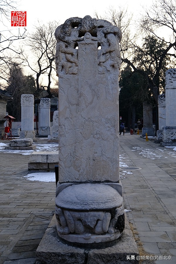 东岳庙里有一座透亮儿的石碑