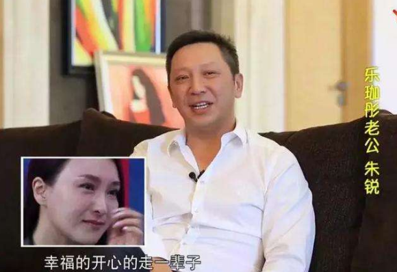 "梦萍"罕见与老公秀恩爱，经营婚姻15年，让豪门婆婆另眼相看