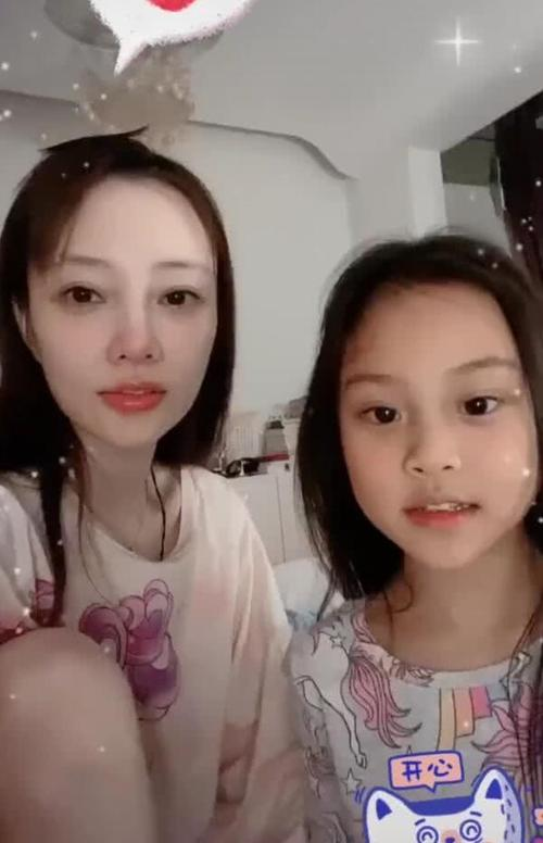 李小璐帶女兒逛商場！ 甜馨成功抓娃娃引歡呼，身邊無人圍觀顯淒涼