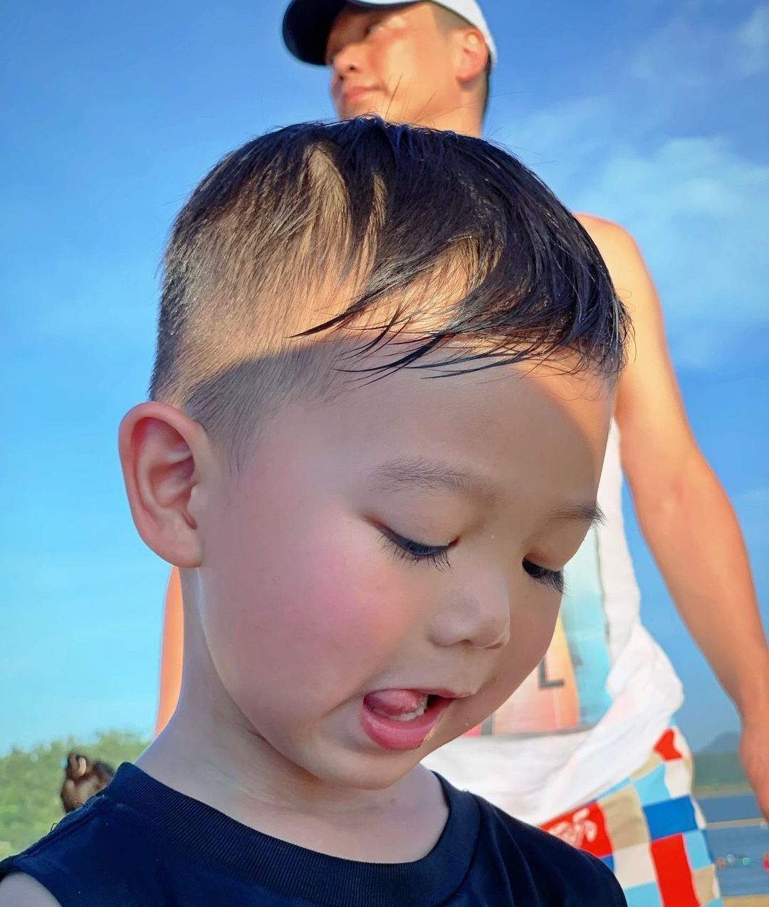 胡杏儿内地拍戏，丈夫既当爹又当妈带儿子捡贝壳，奕霆呛水萌态足