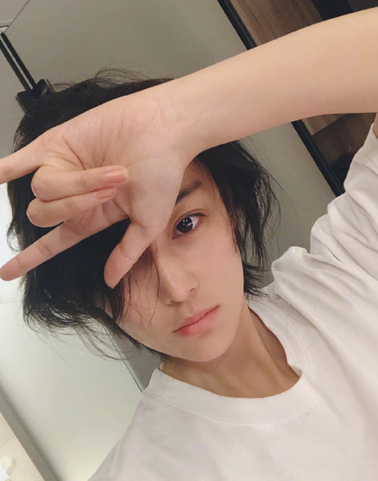 张馨予国外街头摆摊卖画，本以为很丑，当看清样品那一刻，厉害了