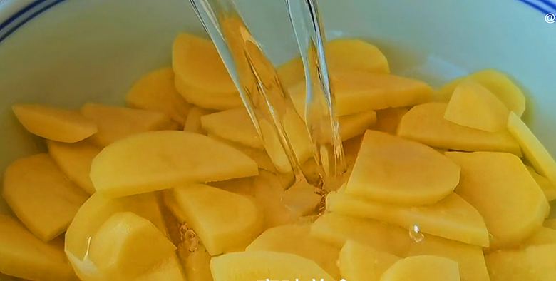 土豆片這樣做太好吃了，學會用它來招待客人，比紅燒肉還受歡迎