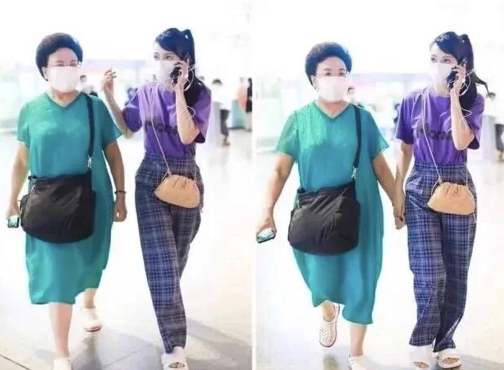 伊能静陪婆婆走机场，扎斜马尾配粉包真显嫩，比一旁秦昊看着还小
