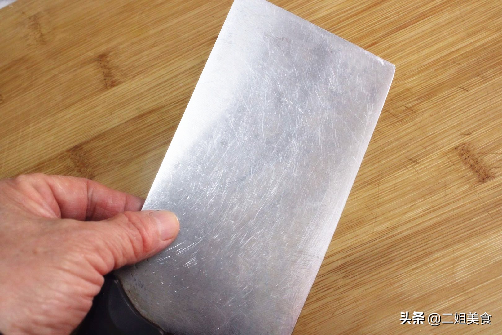 買菜刀時，只需要敲擊一下，好壞菜刀一下子就能區分，別亂買