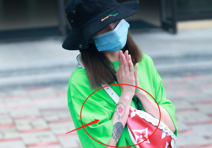 上综艺节目有纹身怎么办？看清乃万的处理方式，堪称教科书救场