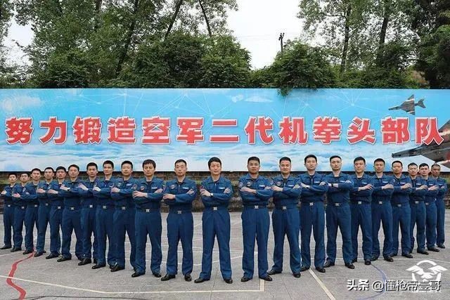 各军种花式哭穷：空军开歼7、陆军用T34、武警抽出一把锹