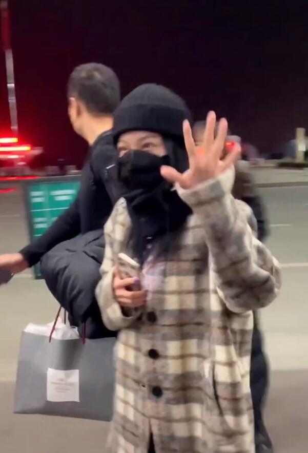 張韶涵露天商演致交通癱瘓，歌唱一半被強行拉走，向觀眾鞠躬道歉