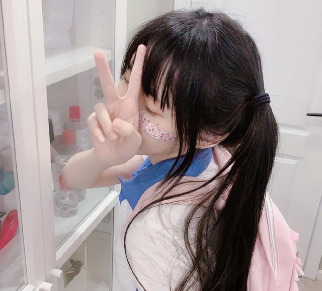 蔡萝莉为了证明自己还小，喝水还要用奶瓶，摆