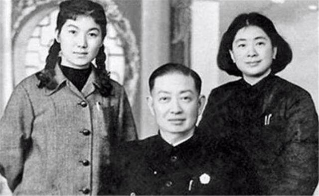 情同姐妹的2女，共侍1夫，从活着的"3人行"到死后葬入同一墓穴