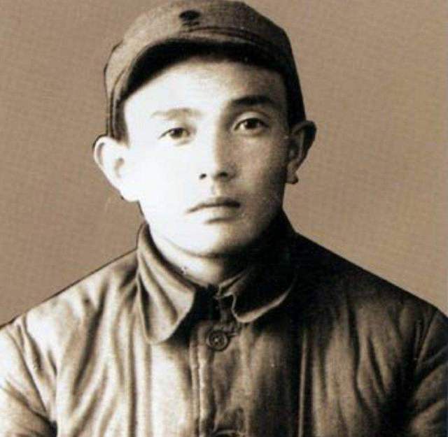 他14岁加入红军，当勤务兵时竟“训斥”过徐向前，后授衔少将