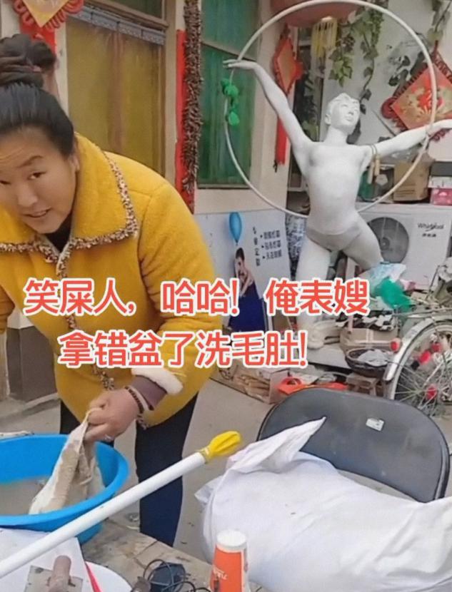 大衣哥老婆用洗脚盆洗毛肚？动作麻利半盆水浑浊，网友调侃更有味