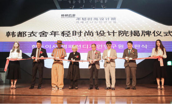 霸屏热搜榜！韩都衣舍×IU解密职场穿搭新风尚