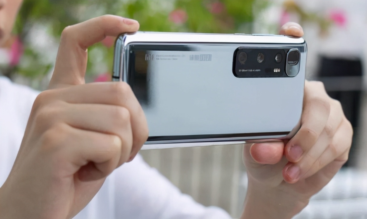 这四款手机重量超210g，半斤重手感差，不适合女