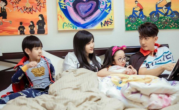 吳尊全家聚餐意外露富，豪宅超大帶花園泳池，女兒顏值赶超媽媽