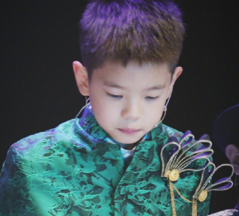 霍思燕支持兒子演出，原相機下的嗯哼成亮點，這長相帥到路人