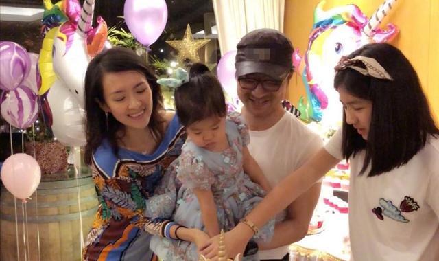 章子怡晒女儿跳舞，意外曝光豪宅院园林景观，院子大到能跑圈？