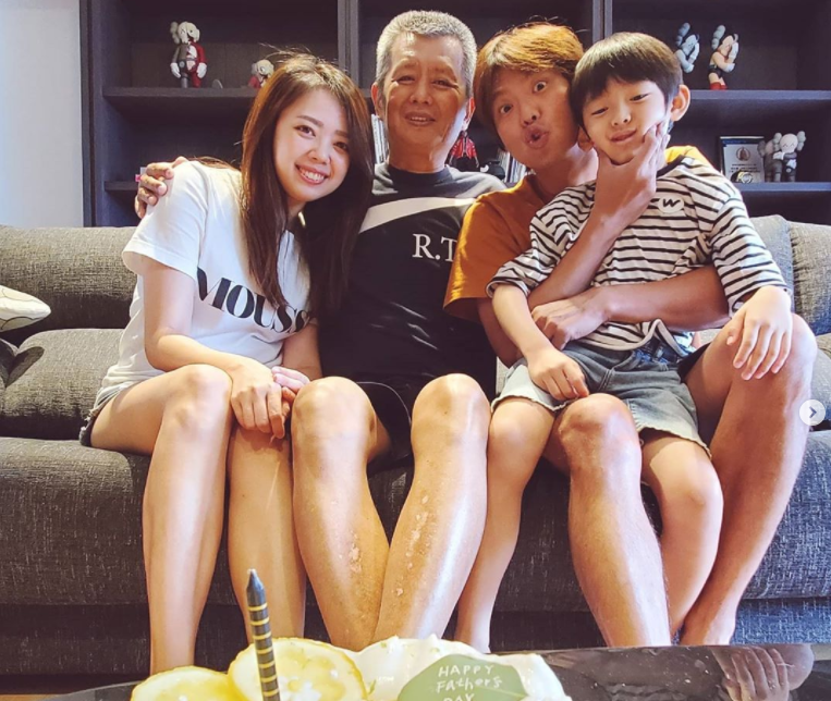 黄鸿升七年收入交爸爸管理，在身上互纹对方头像显父子情深