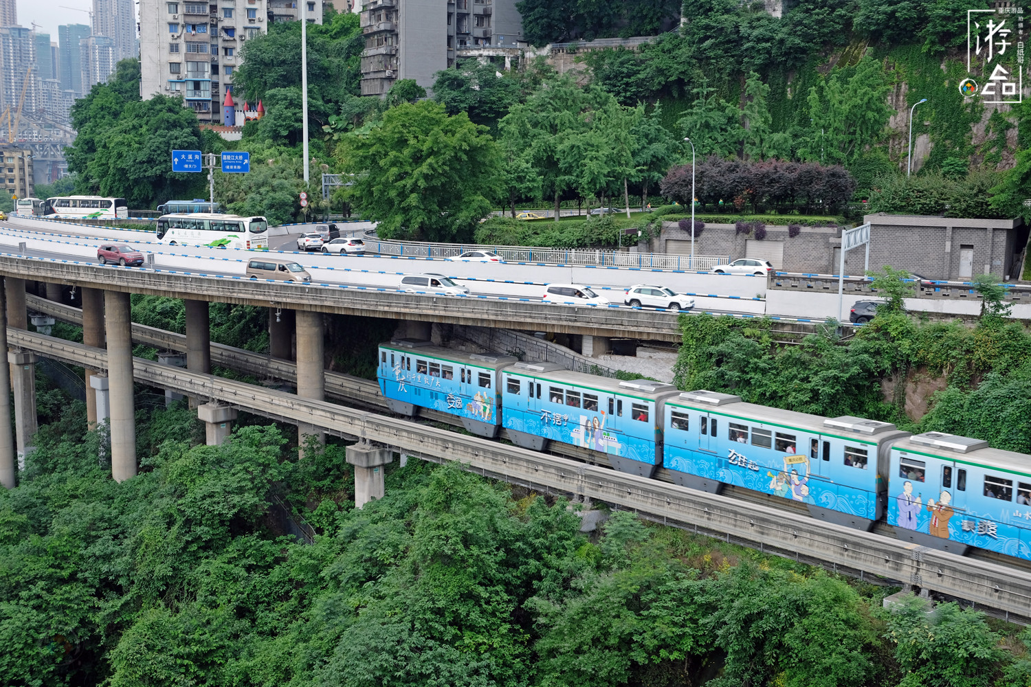 重庆不可忽略的两座大桥，轨道与公路并行，因游客太多被交通管制