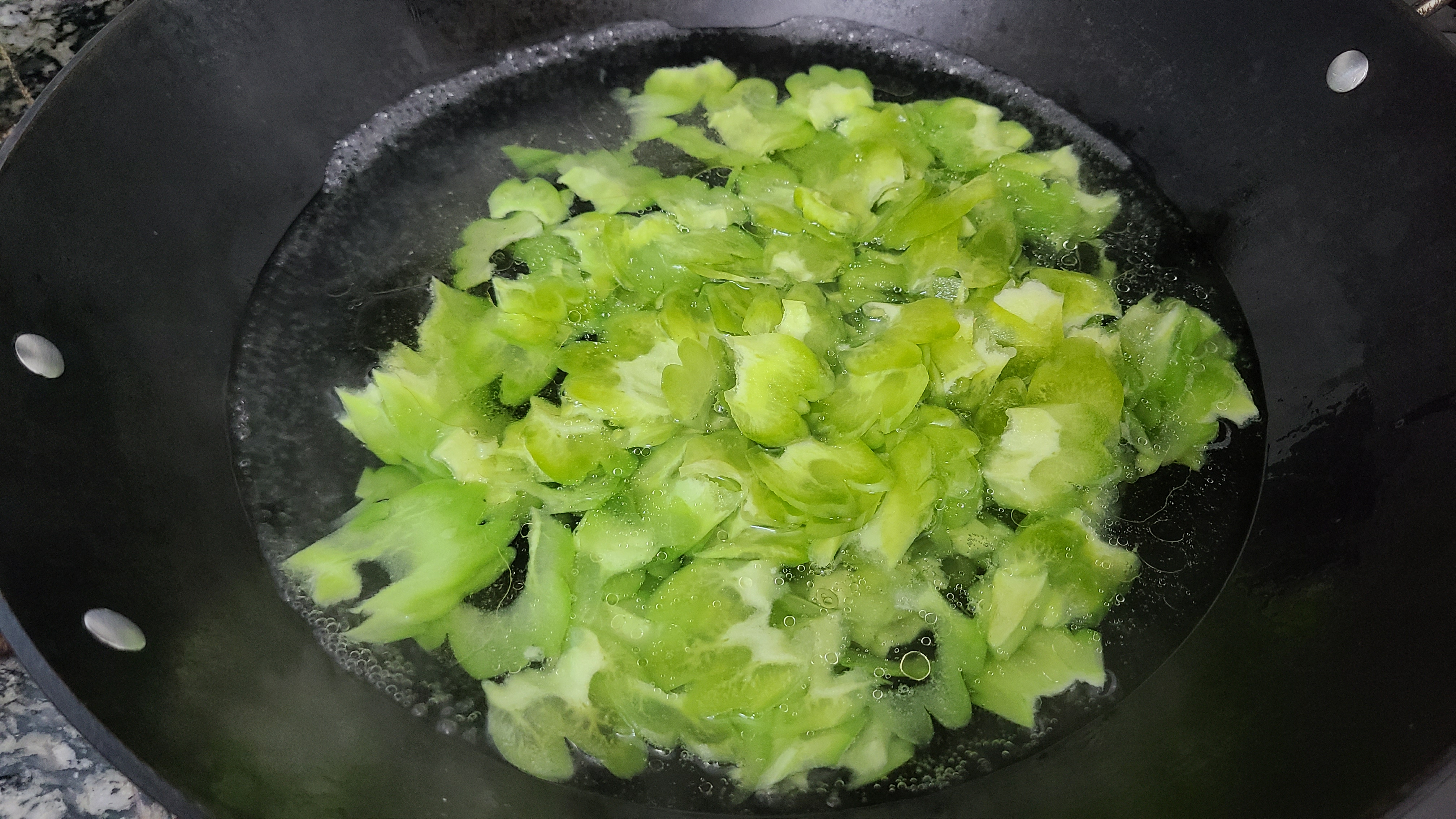 豆豉鲮鱼炒苦瓜，广东人夏天经常吃的家常菜，下饭又好吃