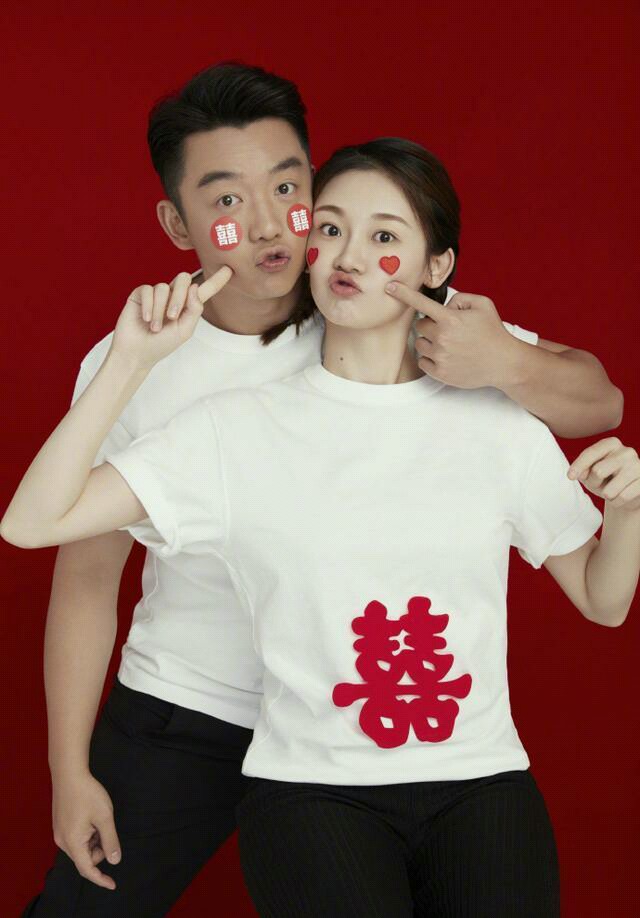 郑恺和女友苗苗宣布“结婚”喜讯，二人“大秀”恩爱结婚证件照