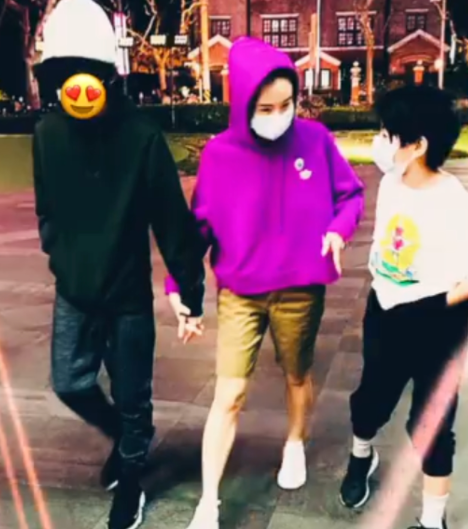 張柏芝帶著兒子們聚餐，大兒子緊握柏芝的手，二兒子與她溫馨互動