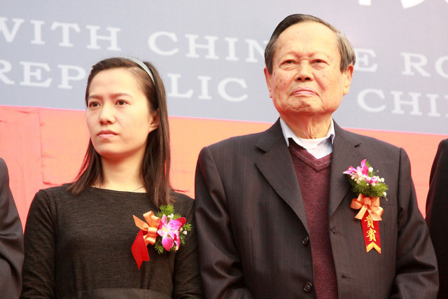主持人问杨振宁：百年之后，是否允许翁帆改嫁？翁帆听后有点生气