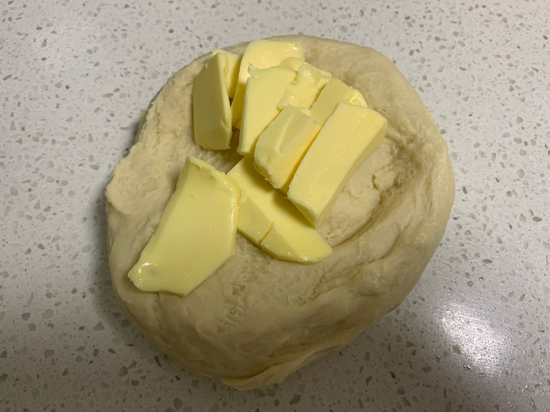 這麵包真獨特，蒜香濃郁鬆軟拉絲，吃一口就停不下來