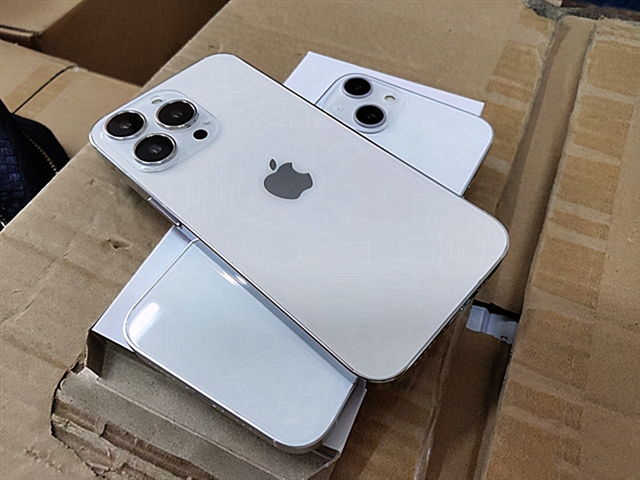 iPhone13真機(jī)諜照遭曝光：起步價(jià)走低，發(fā)布時(shí)間提前