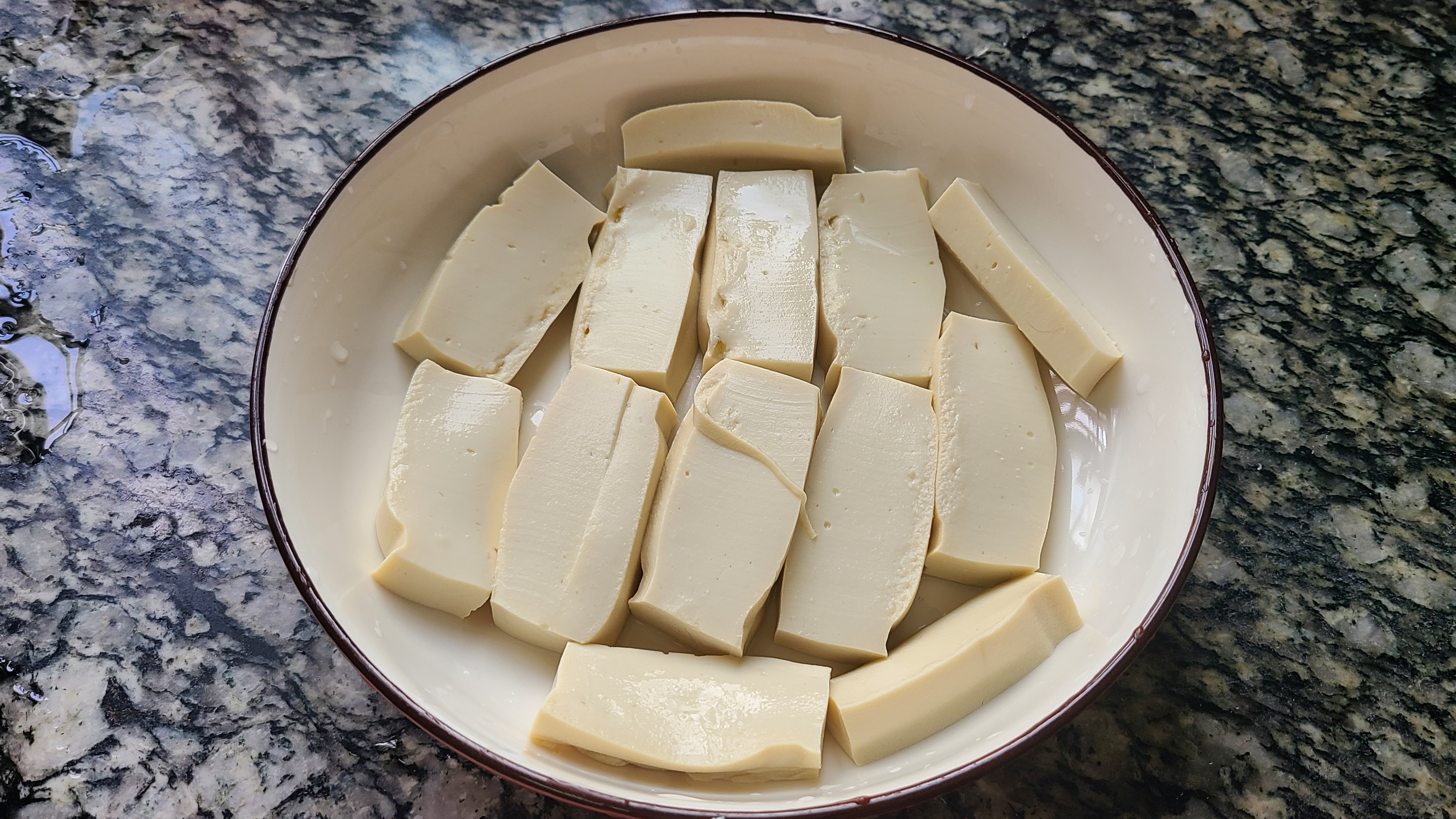 豆腐蒸鱼腩，广东人做出来就是好吃，香味四溢又简单，太下饭