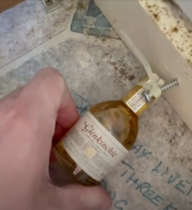 女子翻新房屋，意外发现地板下有神秘礼物，送礼人竟是自己父亲