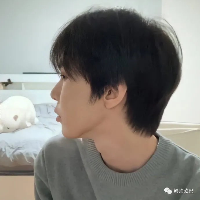 昨晚直播中美貌大发的这位男团爱豆,侧脸曲线也太鲨了