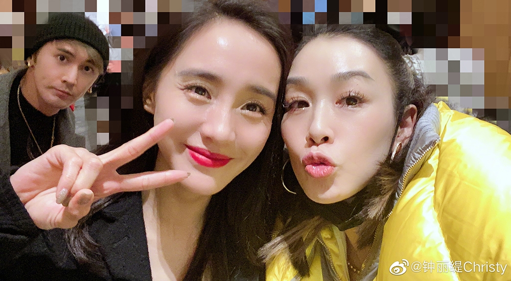 50岁钟丽缇扮嫩晒照，衣服臃肿表情僵硬，老公张伦硕瘦脱相